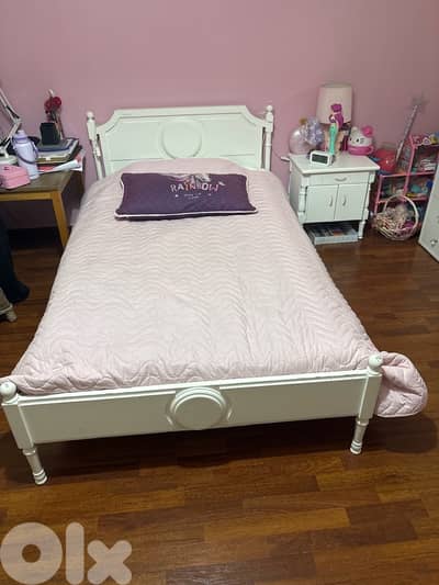 2 beds and 1 commode for sale