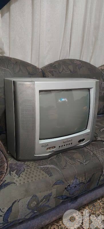 تلفزيون ماركة toshebia مع قاعدة