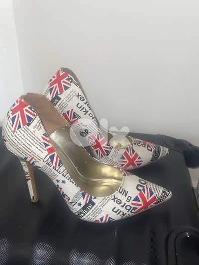 احذية شبه جديدة