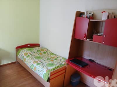 غرفة نوم اولاد تختين و مكتب و خزانة ٣ درف لون سنديان فاتح و احمر للبيع