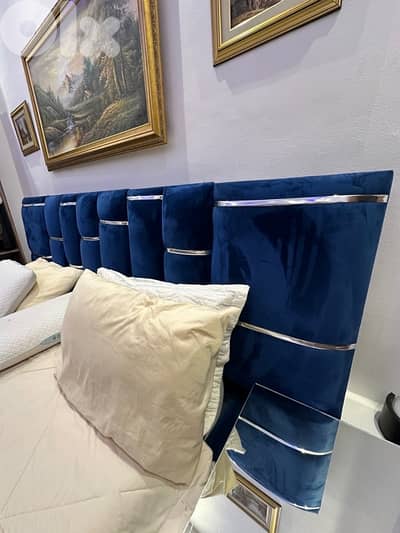 queen bed and comond and closet