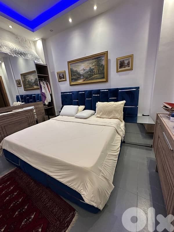 queen bed and comond and closet 1