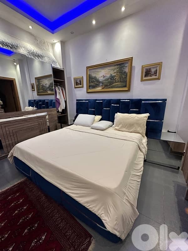 queen bed and comond and closet 2