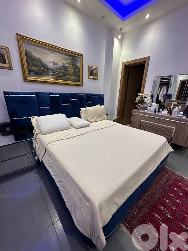 queen bed and comond and closet 3