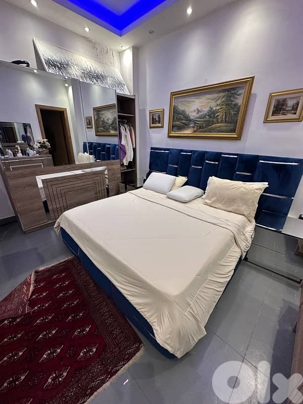 queen bed and comond and closet 5