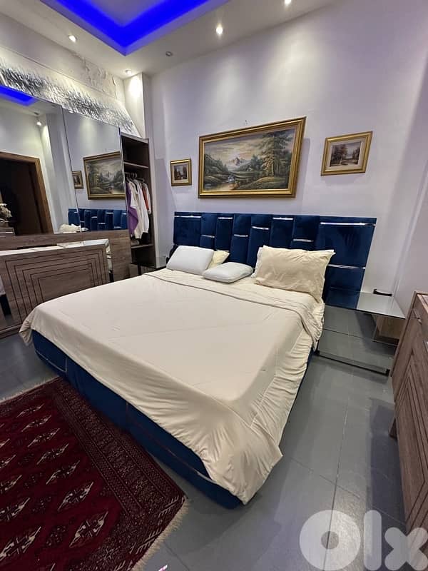 queen bed and comond and closet 6