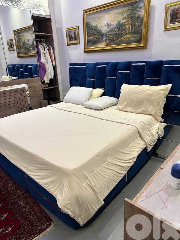 queen bed and comond and closet 7