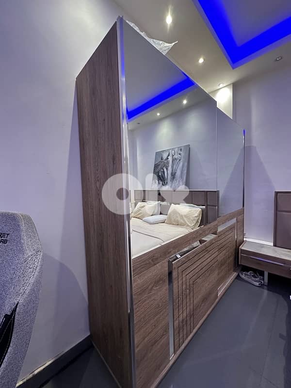 queen bed and comond and closet 9