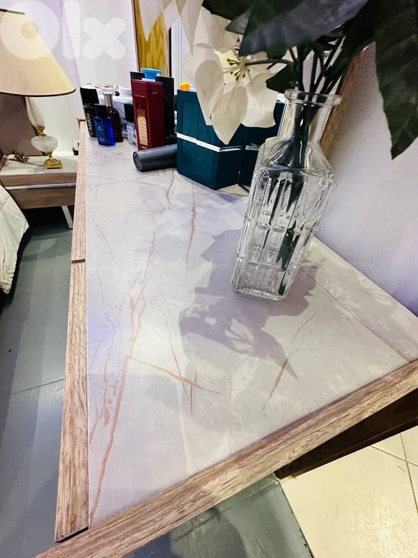 queen bed and comond and closet 11