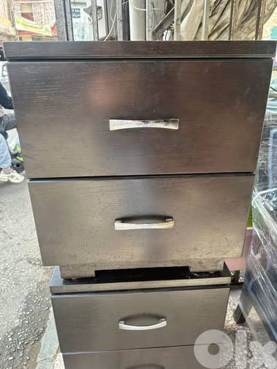 كمود صغار اتنين حجم كبير ملبسين قشر كتير مرتبين ونظاف