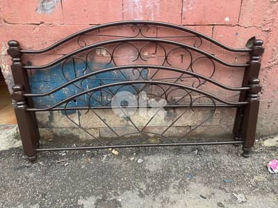 تخت مجوز فرفجيه خشب زان كتير مرتب ونظيف مفرش طبلية