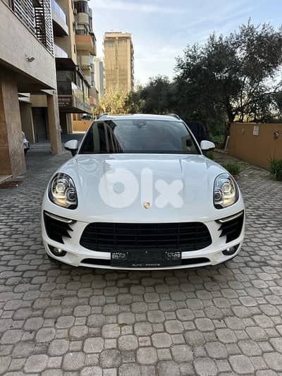 Porsche Macan 2018 white on red (clean carfax-63000 miles)
