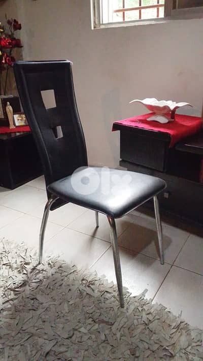 glass table with 4 chairs