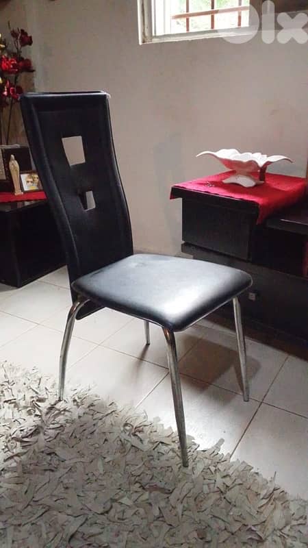 glass table with 4 chairs 2