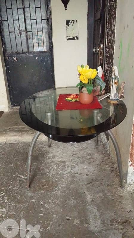 glass table with 4 chairs 3