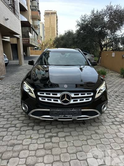 Mercedes GLA 250 4matic 2018 black on black (clean carfax-86000 miles)