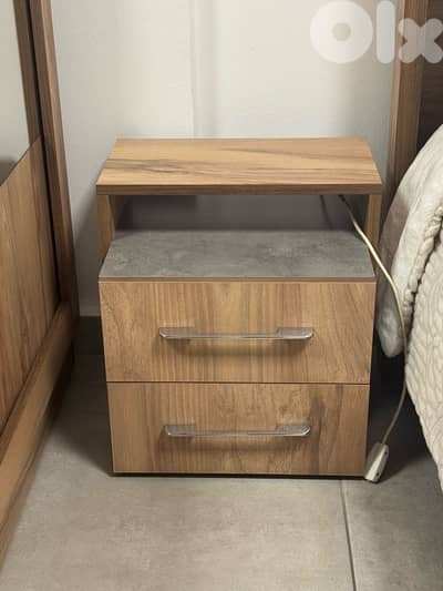 khzene jarrar + night stand