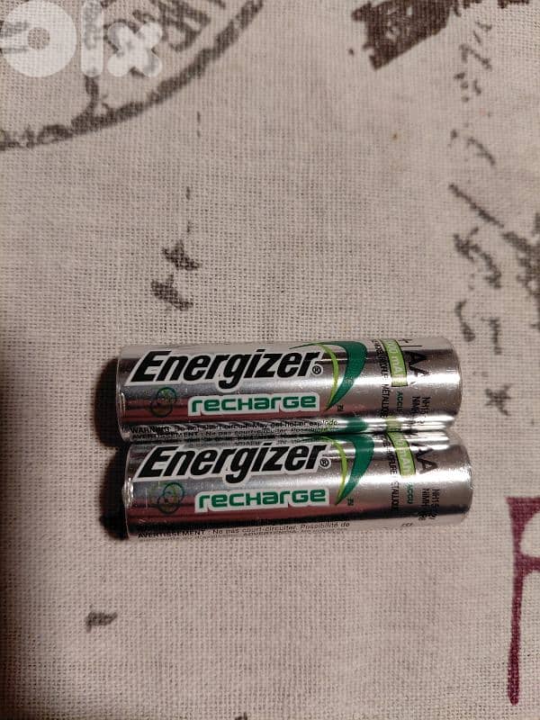 2 Energizer Charger + 2 Batteries 2