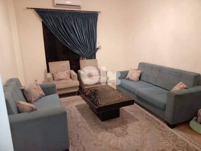 صالون / جلوس مع سجادة وطاولة وبرداية وفوال