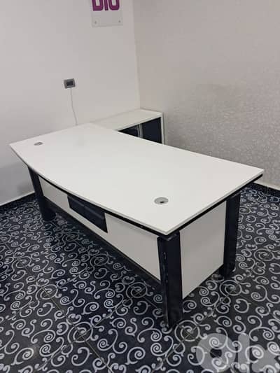 مكتب مع ٣ جوارير و طاولة