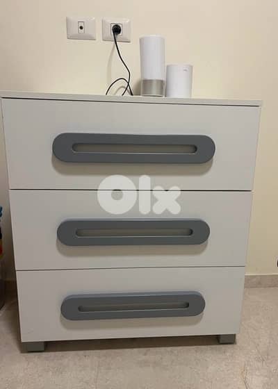 Full bedroom white and gray