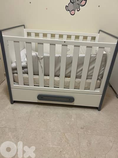 Full bedroom white and gray