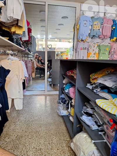 محل ملابس ولادي للبيع بضاعة + ديكور