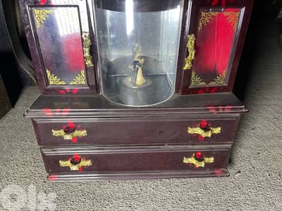 خزانة موسيقية أنتيك مع عروسين