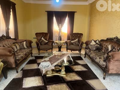 طقم كنب ملكي فخم 7 أشخاص مع طاولة وسط رائعة بحالة ممتازة
