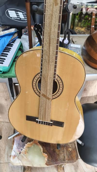 غيتارات متوسط واحتراف