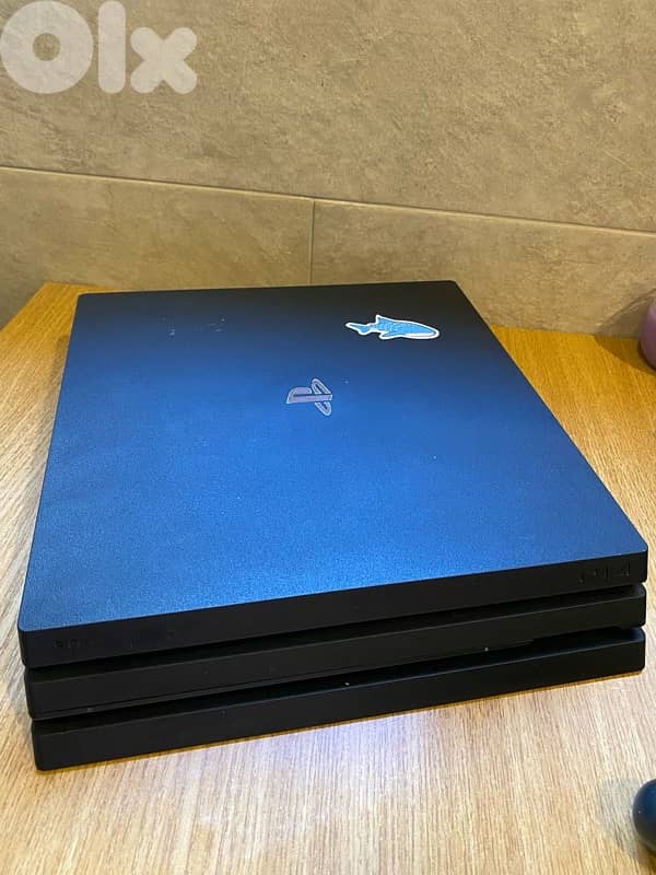 PS4 PRO (1TB) 1