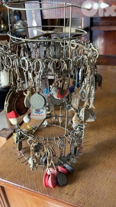 مجموعة برتكلايات وميداليات أنتيك قديمة مع ستاند حديد