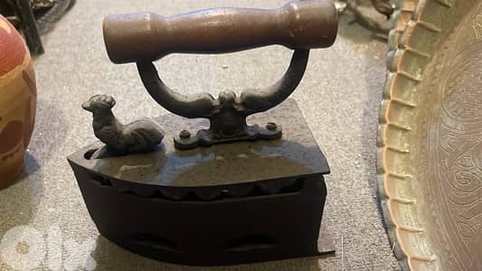 مكواة فحم أنتيك قديمة – قطعة ديكور مميزة