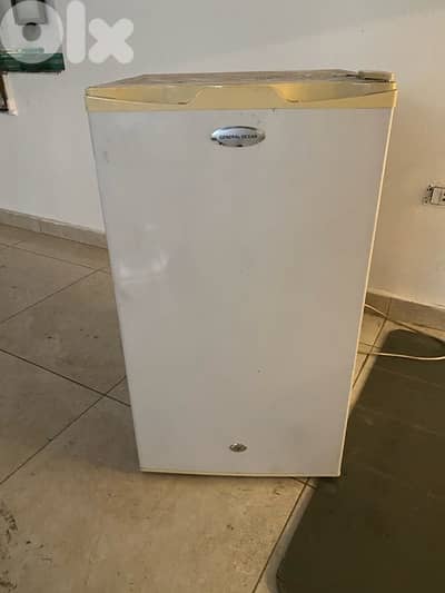 براد مكتب مع تلاجة