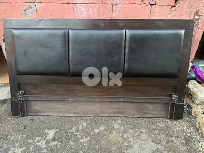 تخت مجوز شغل توصاية كتير مرتب ونظيف مفرش طبلية