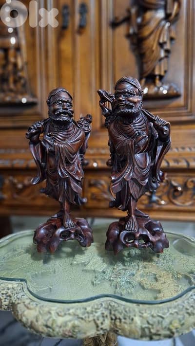 زوج تماثيل خشب ورد من المنحوتات النادرة المشغولة بحرفيّة عالية