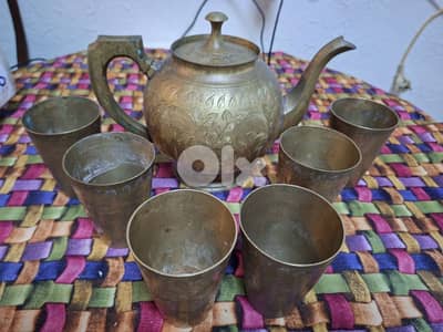 ابريق مع كبايات نحاس