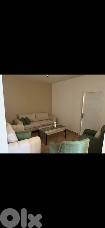 صالون للبيع