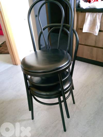 كراسي حديد وجلد