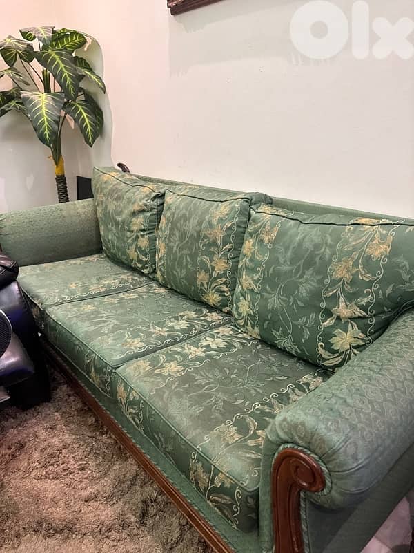 Sofa Set – Needs Restoration طقم كنبايات بحاجة ترميم 5