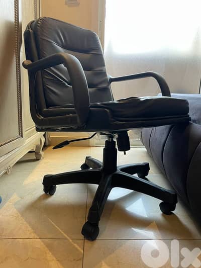 كرسي مكتب شبه مستعملة