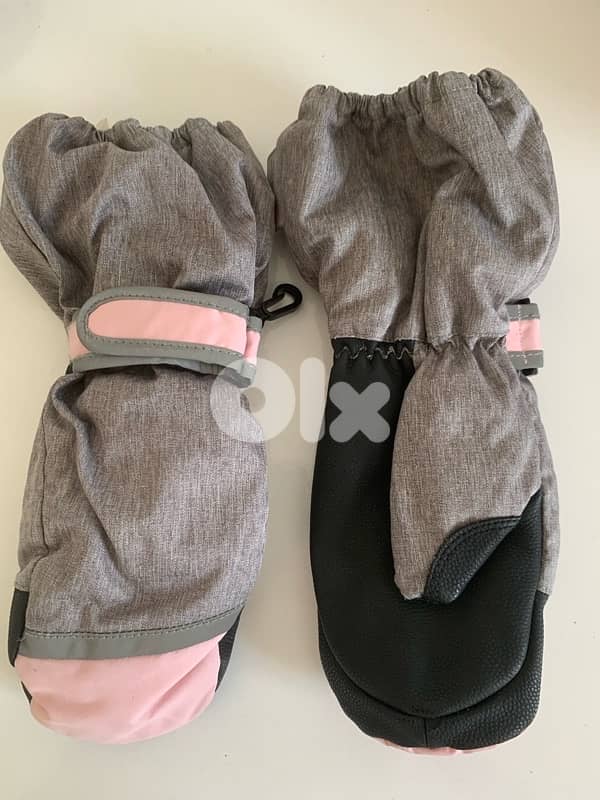 Ski helmet, goggles and gloves 3