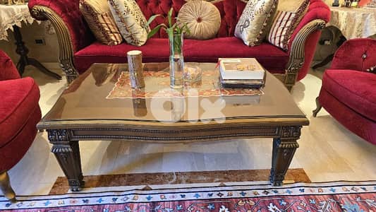 طاولة صالون مرتبة كتير