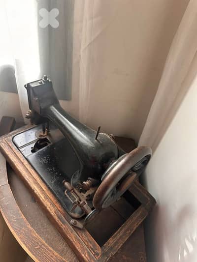 مكنة خياطة للبيع عمرها اكثر من ١٠٠ سنة