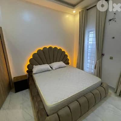 تخت مجوز منجد بالكامل مع كومود وحدة (High Quality)