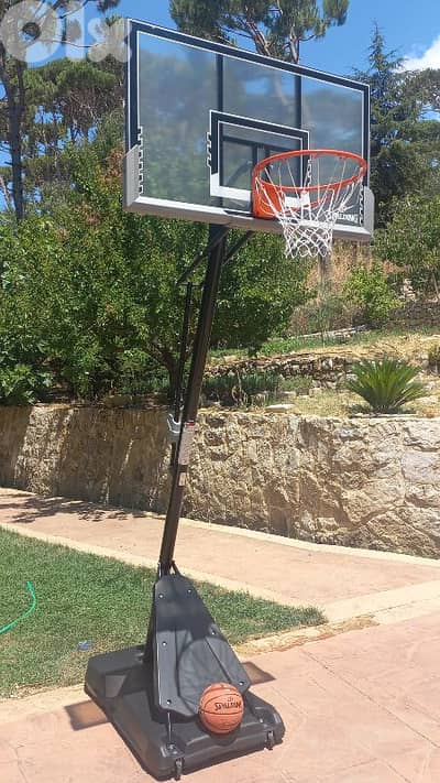 movable basketball hoop (Spalding)