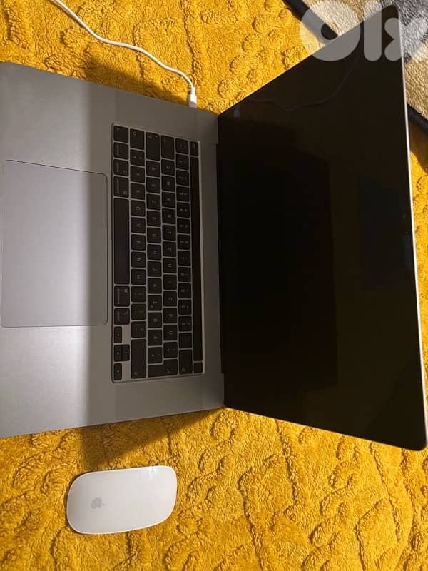 MacBook Pro 2019 16” with Magic Mouse 3