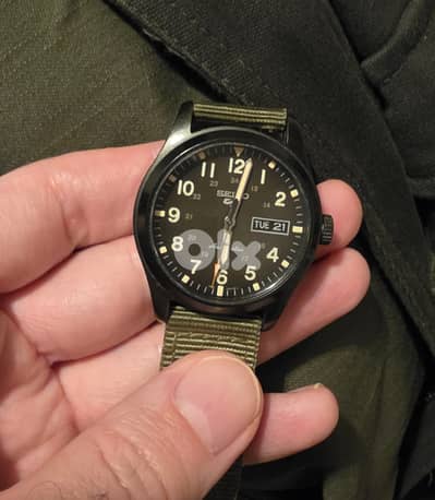 Seiko 5 all black field watch like new