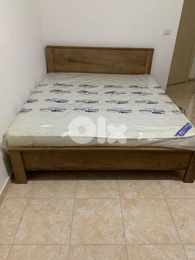 تخت مجوز مع فرشة طبية جديدة من المعمل