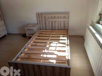 تخت مفرد و نص مع مفرش خشب شوح و كومود وحدة جديدة (High Quality)